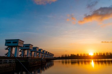 Görünüm günbatımı gökyüzü arka plan ile su geçirmez Barajı.