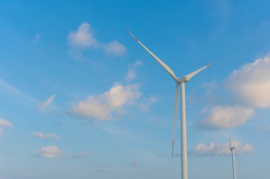 Rüzgar enerji dönüştürücü olarak rüzgar türbini ekoloji sistem temiz enerji mavi gökyüzü ile.