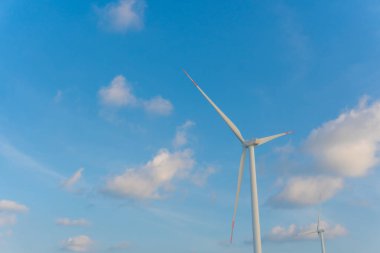 Rüzgar enerji dönüştürücü olarak rüzgar türbini ekoloji sistem temiz enerji mavi gökyüzü ile.