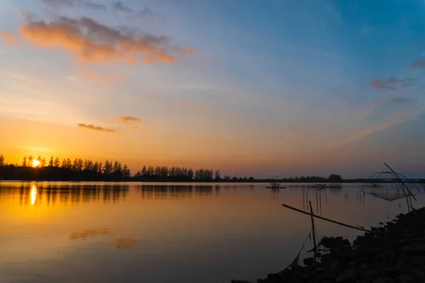 Blick auf wasserdichten Damm mit Sonnenuntergang Himmel Hintergrund. — Stockfoto