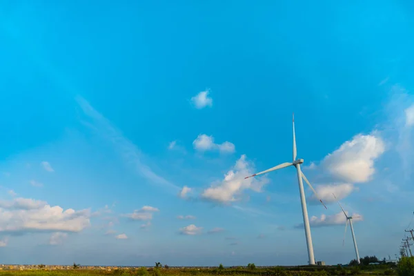 푸른 하늘 바람 터빈 생태 시스템 깨끗 한 에너지로 바람 에너지 변환기. — 스톡 사진