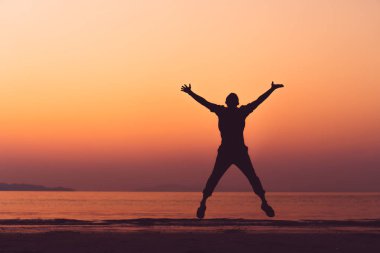 Yaz tatil ve özgürlük kavramı mavi gökyüzü ve dağ soyut yaz arka planda yükselen alanı özgürlük adam el kopyalama. 