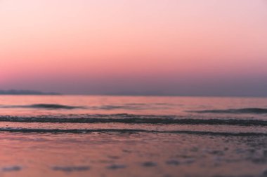 Tropikal doğa temiz plaj ve güneş açık mavi gökyüzü ve bokeh renkli ile yaz aylarında beyaz kum.