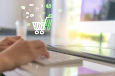 Kadın el dizüstü yapmak internet insanlar için bu online alışveriş sohbet kutusu, sepeti, doları simgeleri açılır satışı kullanarak. Sosyal medya pazarlama kavramı.