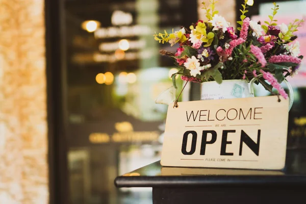 Een bedrijf bord dat zegt Open op cafe of restaurant opknoping op deur bij ingang. — Stockfoto