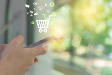 Kadın el insanlar simgeler sohbet kutusu, sepeti, dolar ile online alışveriş açılır için smartphone yapmak online satış kullanarak. Sosyal medya pazarlama kavramı.
