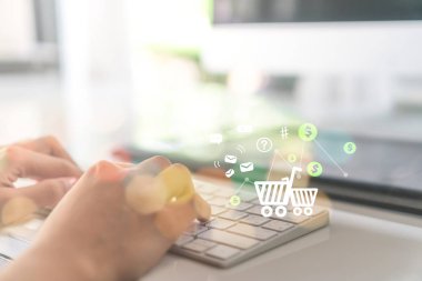 Kadın el dizüstü yapmak internet insanlar için bu online alışveriş sohbet kutusu, sepeti, doları simgeleri açılır satışı kullanarak. Sosyal medya pazarlama kavramı.