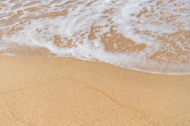 Tropikal doğa temiz plaj ve güneş açık mavi gökyüzü ve bokeh renkli ile yaz aylarında beyaz kum.