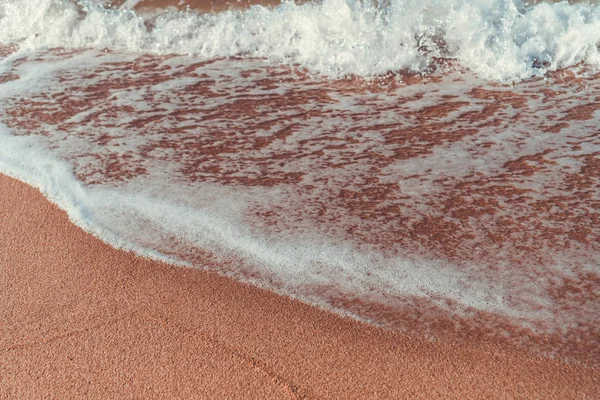 Tropiska naturen ren strand och vit sand på sommaren med sol ljus blå himmel och bokeh bakgrund. — Stockfoto