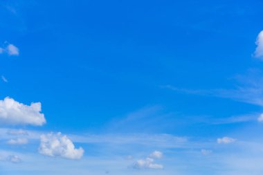 Uzayı kopyala mavi gökyüzü ve beyaz bulut soyut arkaplanı.