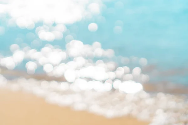 Розмитий пляж з фоном синього кольору боке . — стокове фото