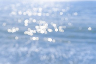 Tropikal doğa temiz plaj ve güneş açık mavi gökyüzü ve bokeh renkli ile yaz aylarında beyaz kum.