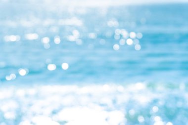 Tropikal doğa temiz plaj ve güneş açık mavi gökyüzü ve bokeh renkli ile yaz aylarında beyaz kum.