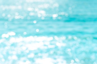 Tropikal doğa temiz plaj ve güneş açık mavi gökyüzü ve bokeh renkli ile yaz aylarında beyaz kum.