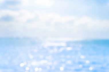 Tropikal doğa temiz plaj ve güneş açık mavi gökyüzü ve bokeh renkli ile yaz aylarında beyaz kum.