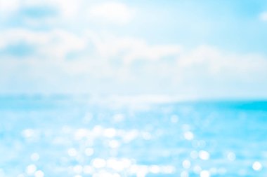 Tropikal doğa temiz plaj ve güneş açık mavi gökyüzü ve bokeh renkli ile yaz aylarında beyaz kum.