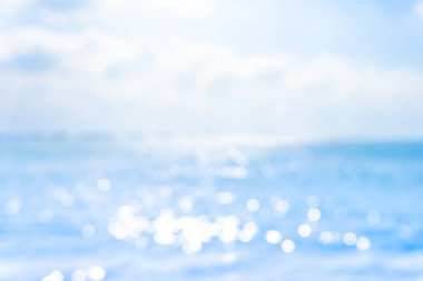 Tropikal doğa temiz plaj ve güneş açık mavi gökyüzü ve bokeh renkli ile yaz aylarında beyaz kum.