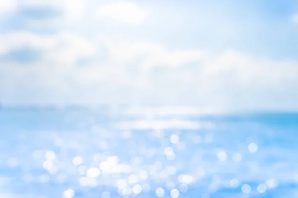 热带自然干净的海滩和白色的沙子在夏天与阳光浅蓝的天空和 bokeh 背景. — 图库照片