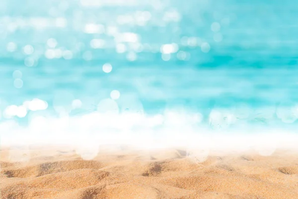 열 대 자연 깨끗 한 해변과 태양 빛 푸른 하늘 및 bokeh을 배경으로 여름에 하얀 모래. — 스톡 사진