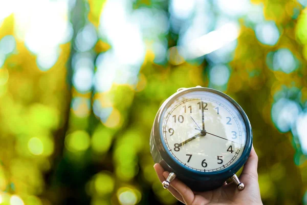 Enfoque selectivo del reloj despertador con fondo natural . — Foto de Stock