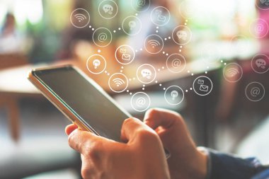 Kadın el iş, mali veya ticaret hisse senedi forex piyasasında park açık doğa yol arka plan yapmak için Smartphone veya tablet kullanarak.