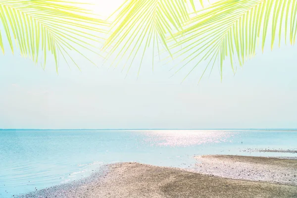 Tropiska naturen ren strand och vit sand på sommaren med sol ljus blå himmel och bokeh bakgrund. — Stockfoto