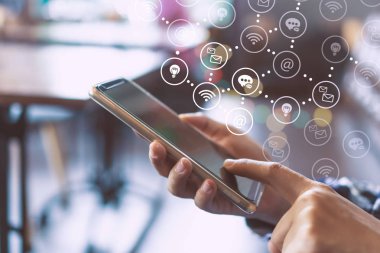 Kadın el iş, mali veya ticaret hisse senedi forex piyasasında park açık doğa yol arka plan yapmak için Smartphone veya tablet kullanarak.