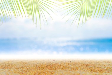 Tropikal doğa temiz plaj ve güneş açık mavi gökyüzü ve bokeh renkli ile yaz aylarında beyaz kum.