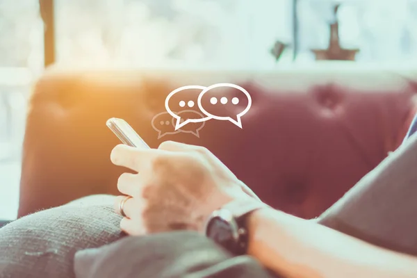 Mulheres mão usando a digitação smartphone, conversando conversa em ícones de caixa de bate-papo pop-up. Conceito de maketing de mídia social . — Fotografia de Stock