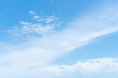 Uzayı kopyala mavi gökyüzü ve beyaz bulut soyut arkaplanı.