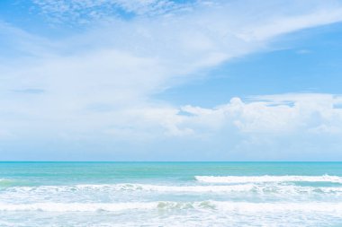 Uzayı kopyala mavi gökyüzü ve beyaz bulut soyut arkaplanı.