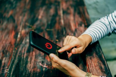 Çevrimiçi ve sosyal bağlantıyı kesmek ya da kapatmak için akıllı telefon kullanan kadın. İş, finans, ticaret hisseleri ve sosyal ağ kavramı.