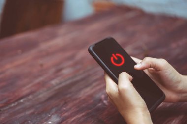 Çevrimiçi ve sosyal bağlantıyı kesmek ya da kapatmak için akıllı telefon kullanan kadın. İş, finans, ticaret hisseleri ve sosyal ağ kavramı.