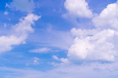 Uzayı kopyala mavi gökyüzü ve beyaz bulut soyut arkaplanı.