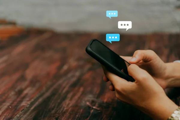 Mulheres mão usando a digitação smartphone, conversando conversa em ícones de caixa de bate-papo pop-up. Conceito de maketing de mídia social . — Fotografia de Stock