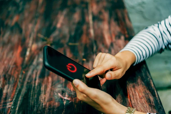 Çevrimiçi ve sosyal bağlantıyı kesmek ya da kapatmak için akıllı telefon kullanan kadın. İş, finans, ticaret hisseleri ve sosyal ağ kavramı.
