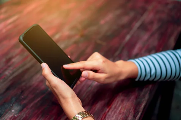 Mujer mano usando teléfono inteligente o tableta para hacer negocios . — Foto de Stock