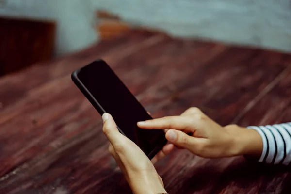 Main de femme utilisant un smartphone ou une tablette pour faire des affaires . — Photo