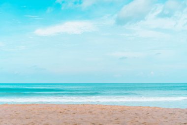 Tropikal doğa temiz plaj ve güneş açık mavi gökyüzü ve bokeh renkli ile yaz aylarında beyaz kum.