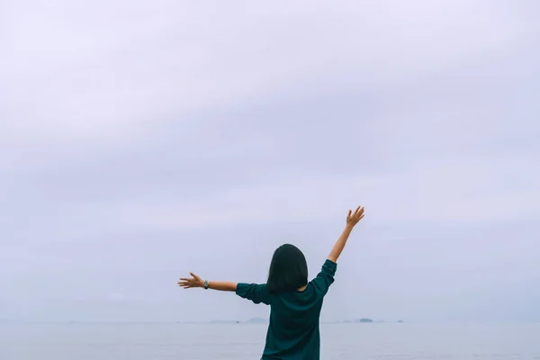 Vrouw opkomst handen tot hemel vrijheid concept met blauwe lucht. — Stockfoto