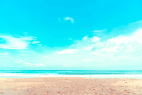 Natureza tropical praia limpa e areia branca no verão com luz solar céu azul e fundo bokeh . — Fotografia de Stock