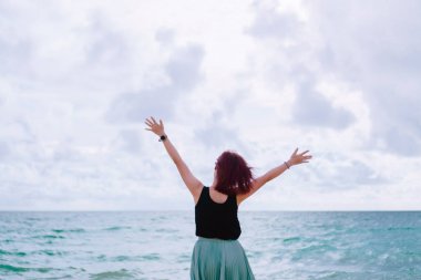 Kadın artış eller gökyüzü özgürlük kavramı mavi gökyüzü ile kadar.