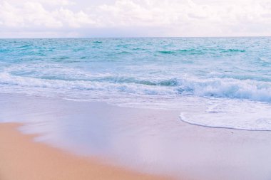 Tropikal doğa temiz plaj ve güneş açık mavi gökyüzü ve bokeh renkli ile yaz aylarında beyaz kum.