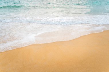 Tropikal doğa temiz plaj ve güneş açık mavi gökyüzü ve bokeh renkli ile yaz aylarında beyaz kum.