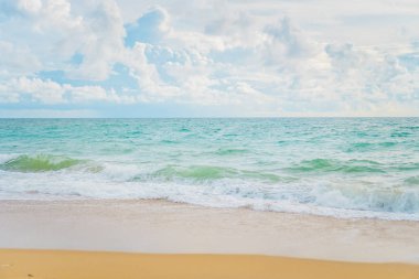 Tropikal doğa temiz plaj ve güneş açık mavi gökyüzü ve bokeh renkli ile yaz aylarında beyaz kum.