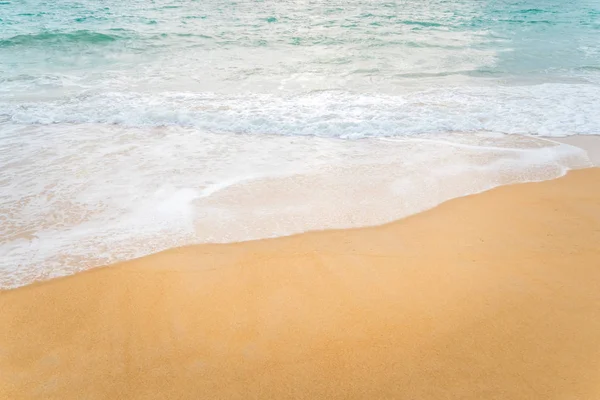 Trópusi jellegű tiszta strand és a fehér homok a nyári nap fény kék ég és a bokeh háttér. — Stock Fotó