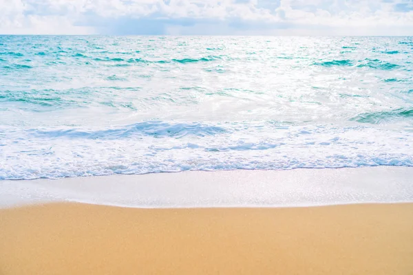 Natureza tropical praia limpa e areia branca no verão com luz solar céu azul e fundo bokeh . — Fotografia de Stock