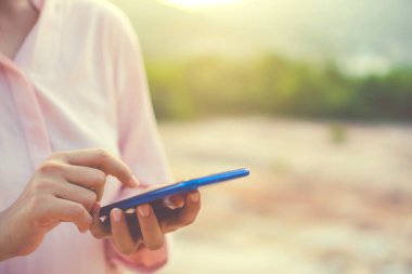 Kadın el kafe salonu güneş ışığı gölge nesnesine güzel ile smartphone ve dizüstü kullanarak arka plan.