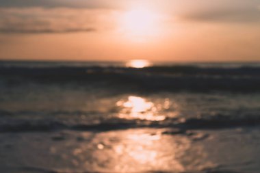 Tropikal doğa temiz plaj ve güneş açık mavi gökyüzü ve bokeh renkli ile yaz aylarında beyaz kum.