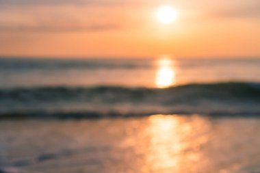 Tropikal doğa temiz plaj ve güneş açık mavi gökyüzü ve bokeh renkli ile yaz aylarında beyaz kum.